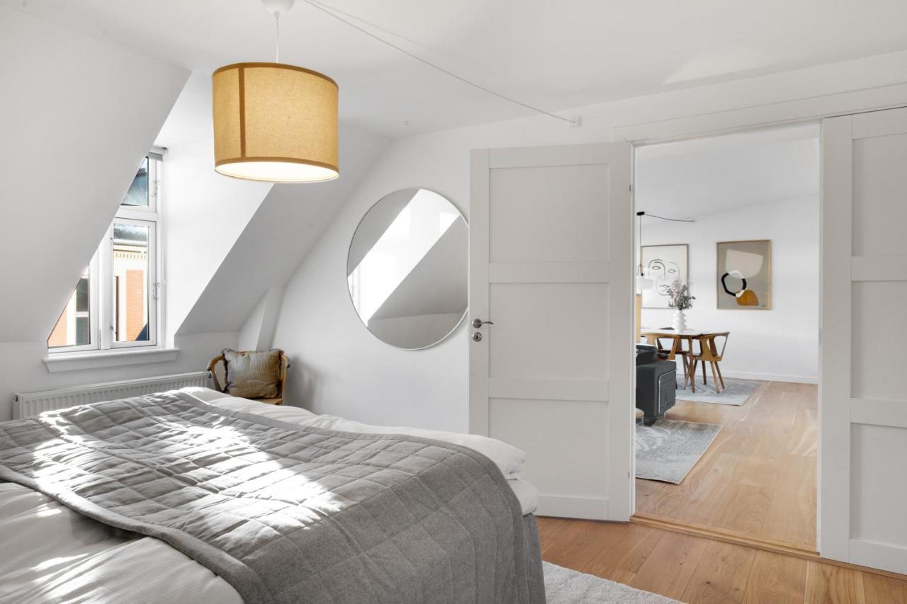 Sanders Leaves - Precious Two-Bedroom Penthouse In Downtown København Eksteriør billede